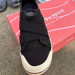 Keen Woman’s Size 9